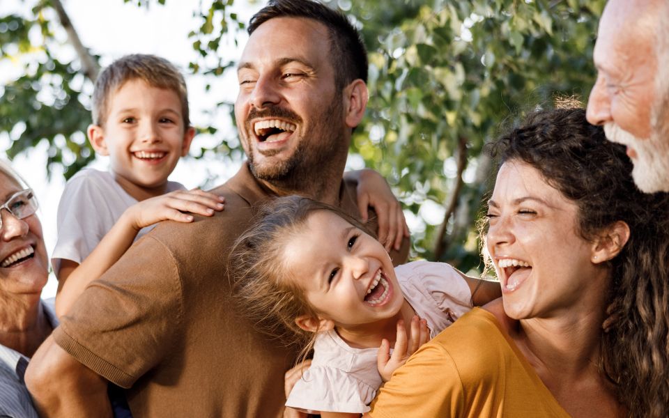Familie mit Großeltern, Eltern und Kinder