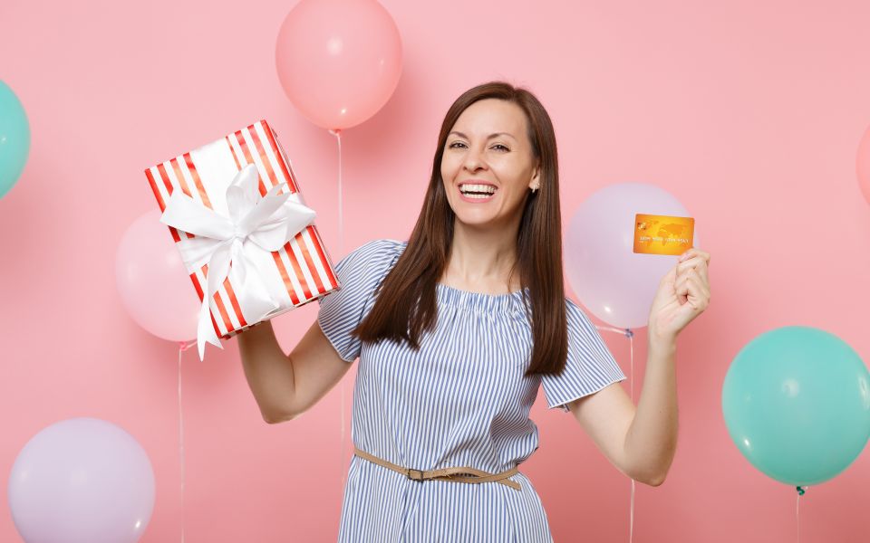 Frau mit Geschenken und Luftballons